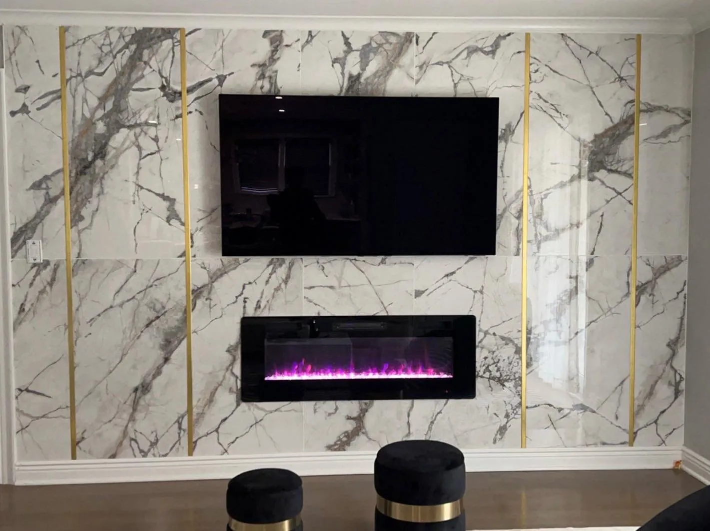 Marble fireplace wall with brass inlay strips, a linear fireplace and a bar counter